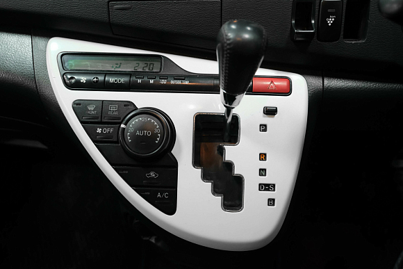 Toyota ISis, 2012 года, пробег 221686 км