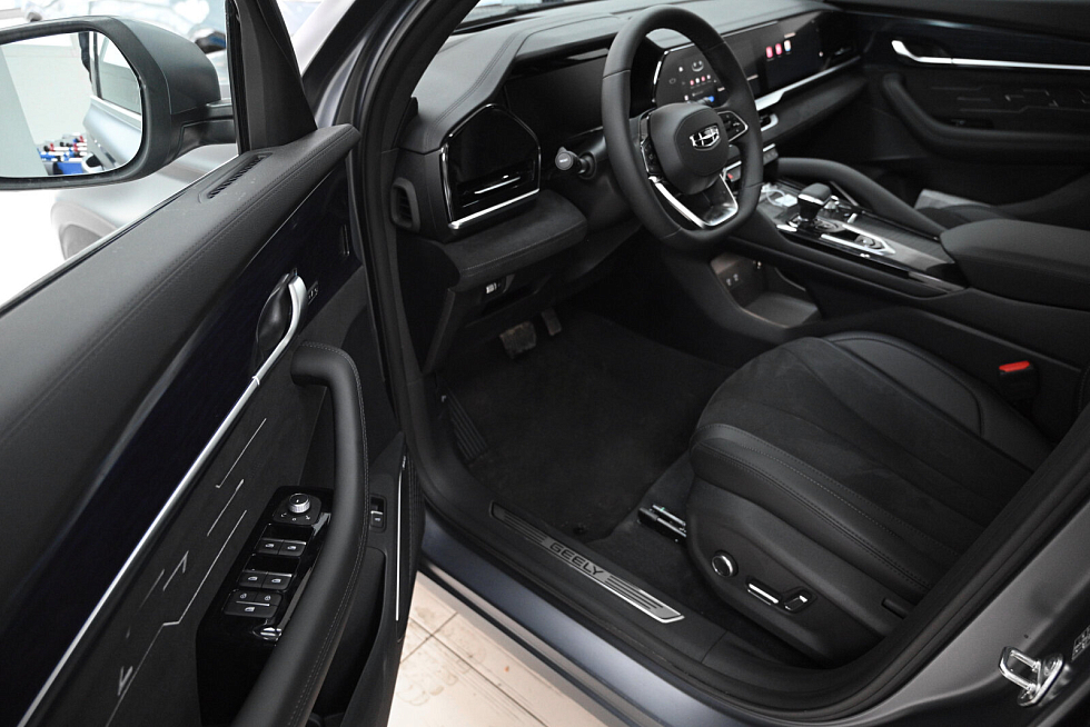 Geely Monjaro Люкс, серый