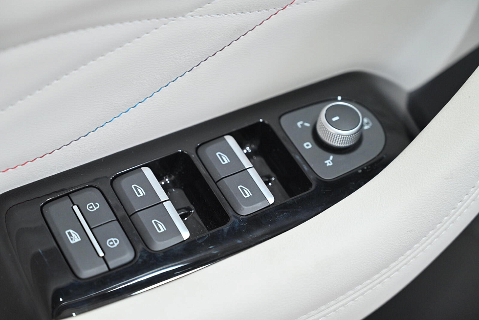 Geely Monjaro Флагман, белый