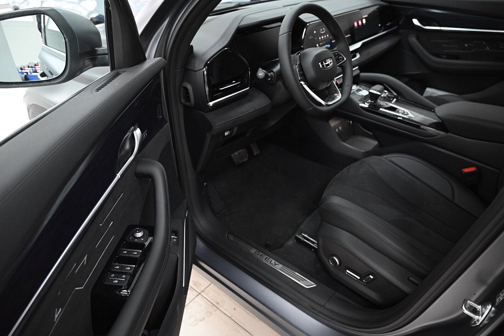 Geely Monjaro Флагман, серый