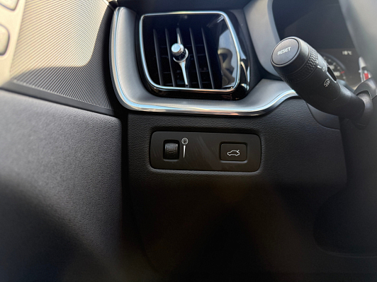 Volvo XC60 Momentum, 2021 года, пробег 121270 км