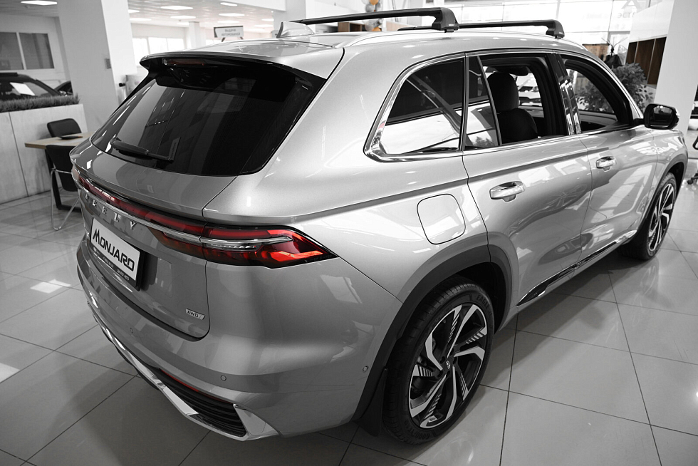 Geely Monjaro Люкс, серебряный