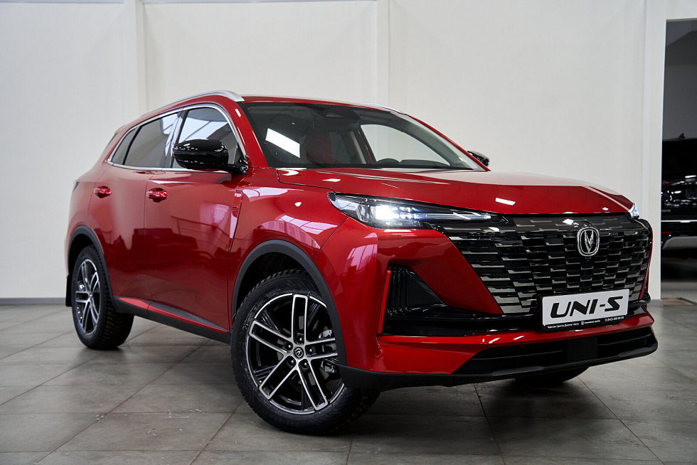 Changan UNI-S Luxe, красный