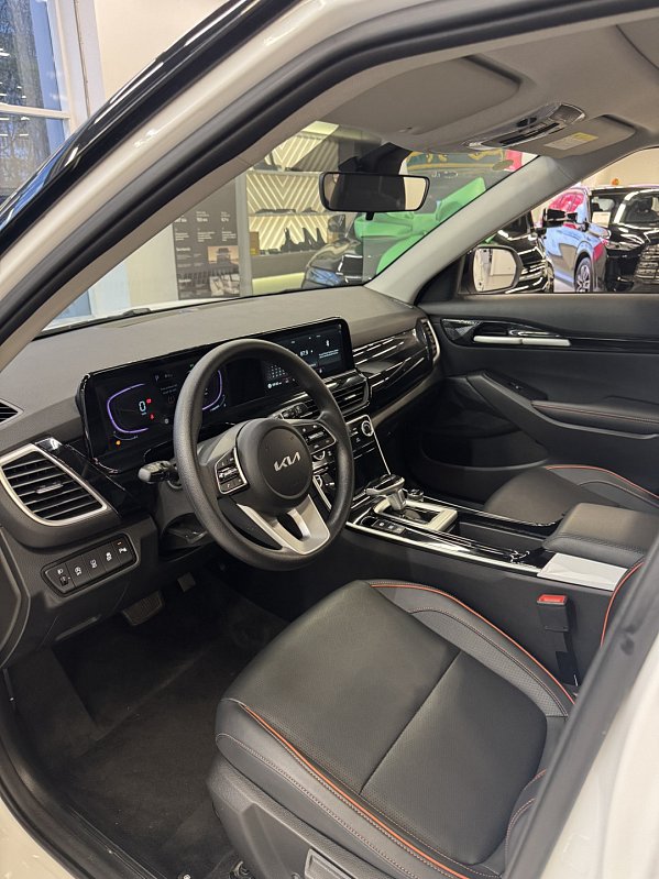 Kia Seltos Premium Edition, белый