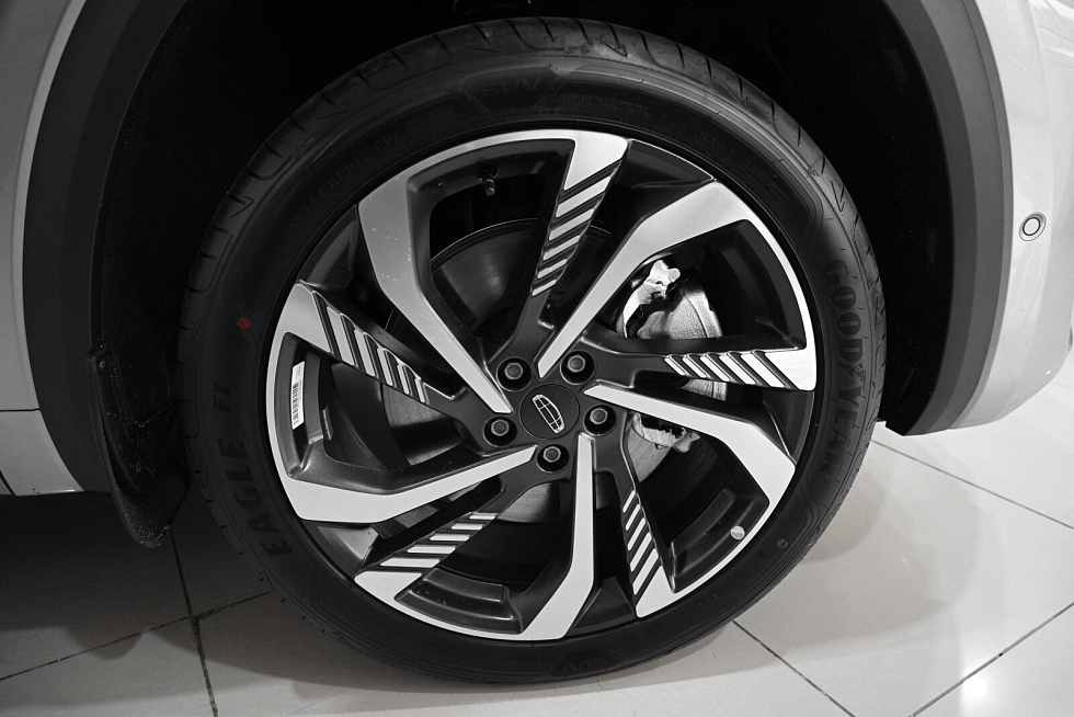 Geely Monjaro Люкс, серебряный