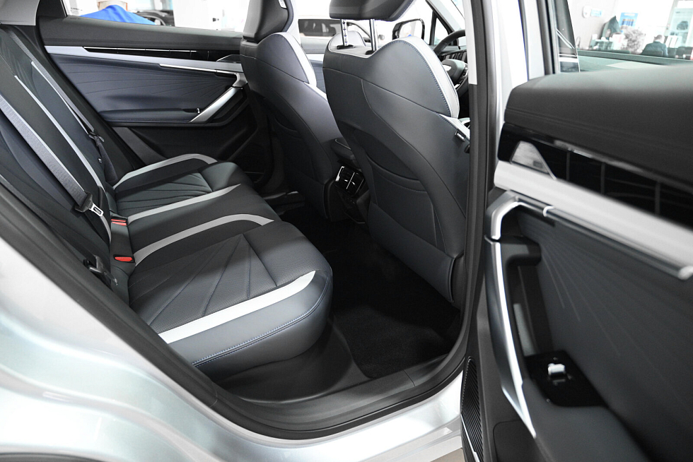 Geely Atlas Люкс, серебряный