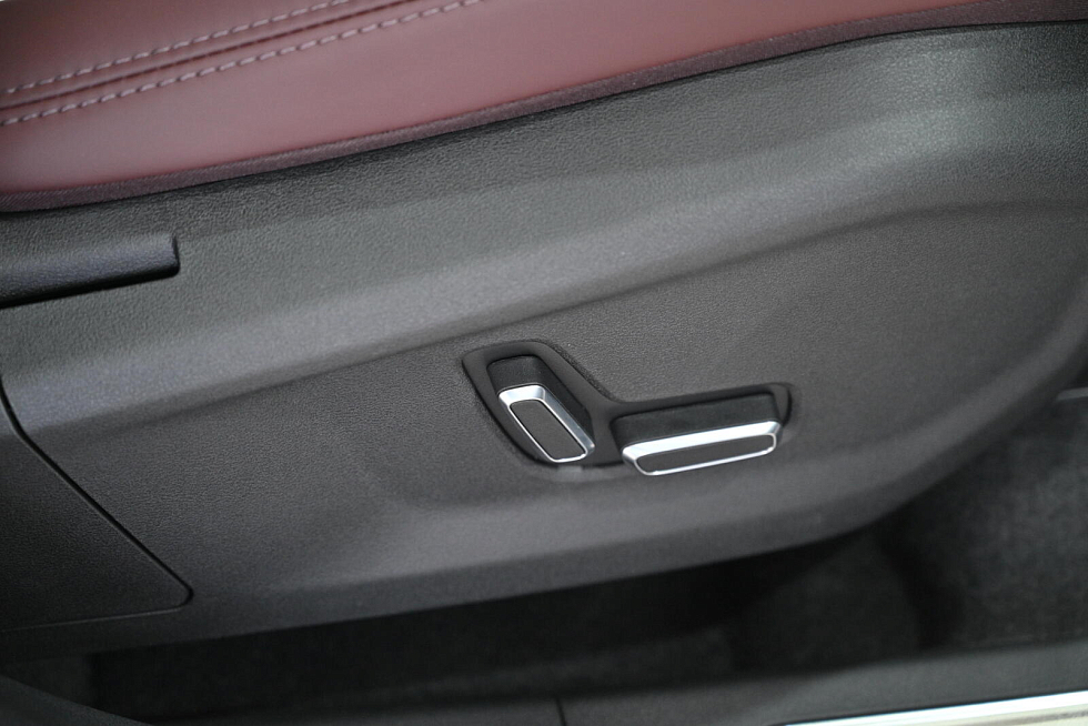 Geely Monjaro Флагман, белый