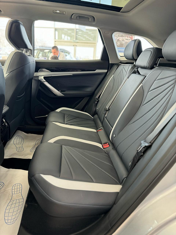 Geely Atlas Флагман, серебряный