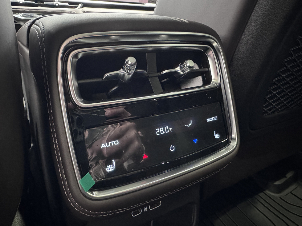 Geely Monjaro Flagship (2023-2025), серебряный