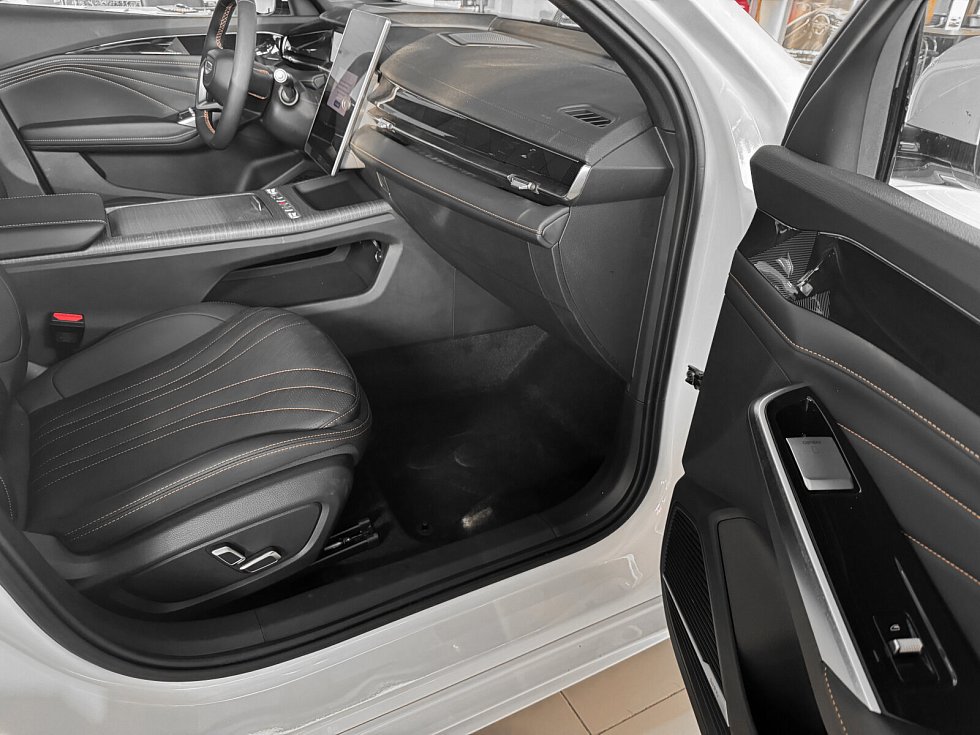 Geely Preface Флагман, белый