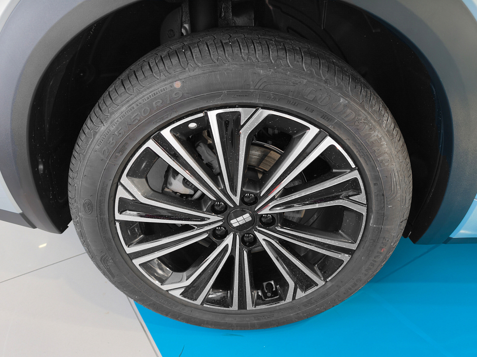 Geely EX5 EM-i Макс, серебряный